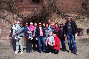 Мы во дворе башни Врангеля. Фото Вики Даниловой.